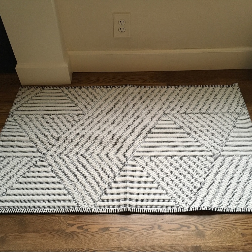 NWOT Project 62 Black and White Geometric Pattern Accent Rug 2’3” x 3’9”